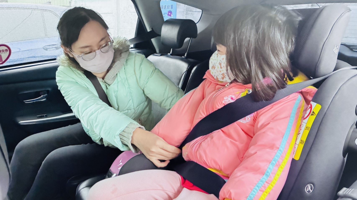 守護乘車安全　媽媽陪伴孩子正確使用安全座椅