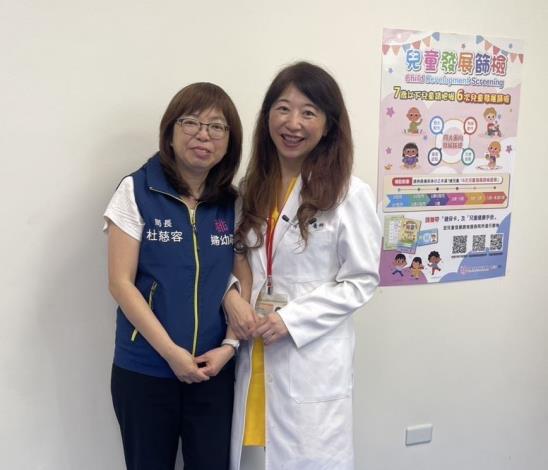 婦幼發展局局長杜慈容與兒專醫師合照