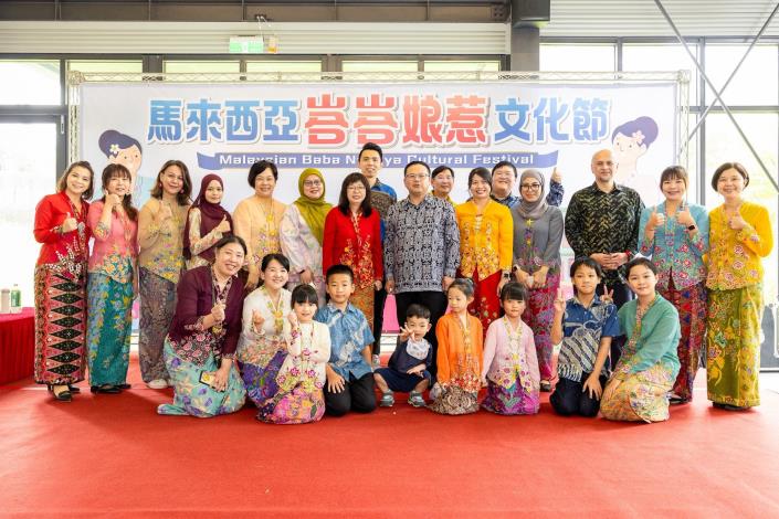 桃園市政府婦幼發展局局長杜慈容（左七）、馬來西亞友誼及貿易中心代表Mr. Bong Yik Jui（右六）及桃園市馬來西亞藝文協會理事長陳欣怡（右五）與協會理監事、表演團隊合影