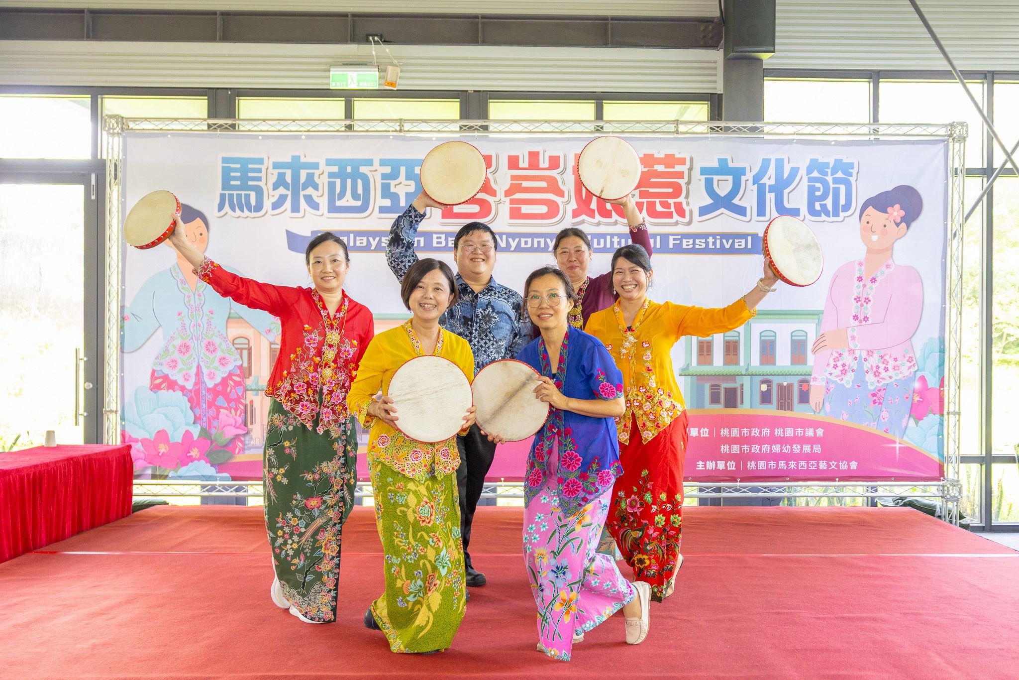 活動安排傳統樂器及鼓樂文化展演，參與者身穿鮮豔峇峇娘惹服飾共同演出，展現馬來西亞傳統藝術的活力與特色。