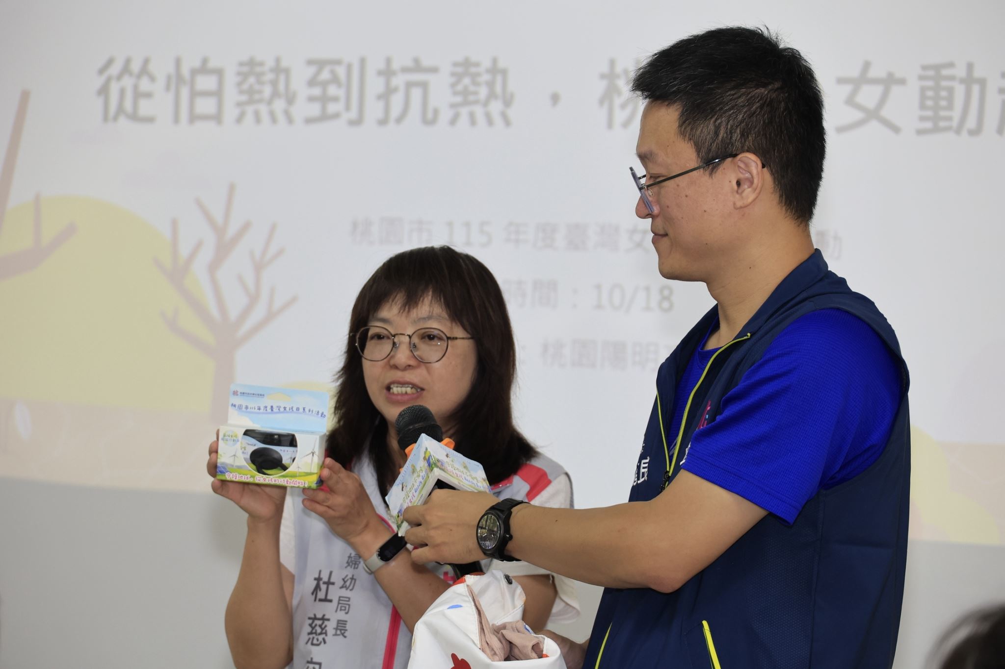 婦幼發展局杜慈容局長(左一)致詞並介紹精美參訓及結訓禮