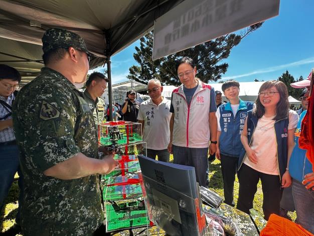 市長至陸軍司令部攤位互動致意