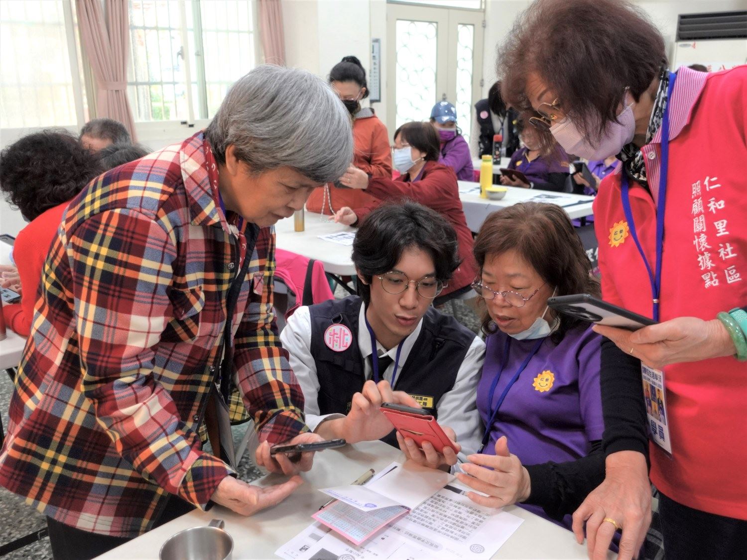 圖3、大學志工同學耐心協助長輩用AI做圖。