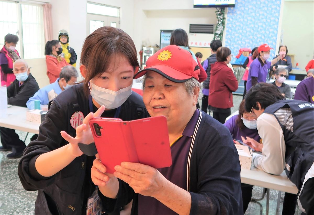 圖4、桃園智發會在關懷據點教長輩用AI編修照片。.JPG