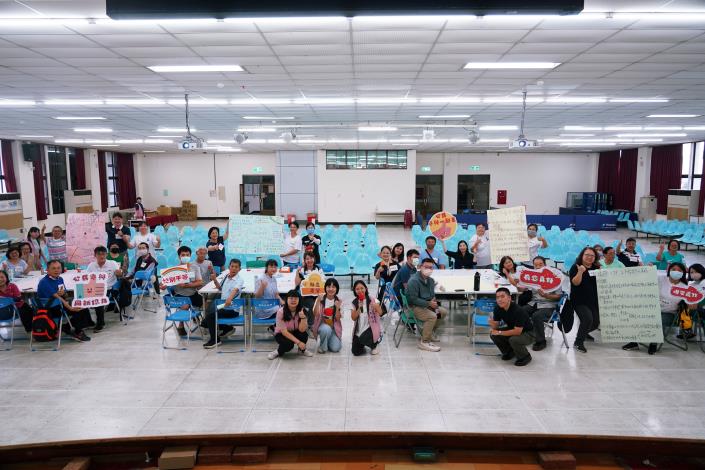 各組偕海報成品及響應議題手拿牌，合照留下紀念