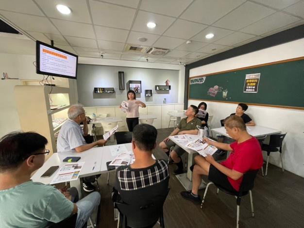 與商圈成員及桌長論壇行前會討論