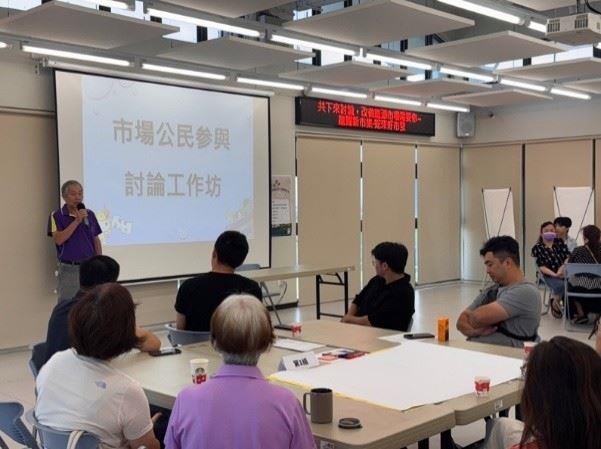 圖2-自治會會長李德興介紹市場沿革