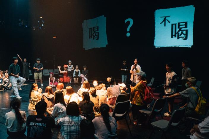 夥伴們在劇場裡的互動