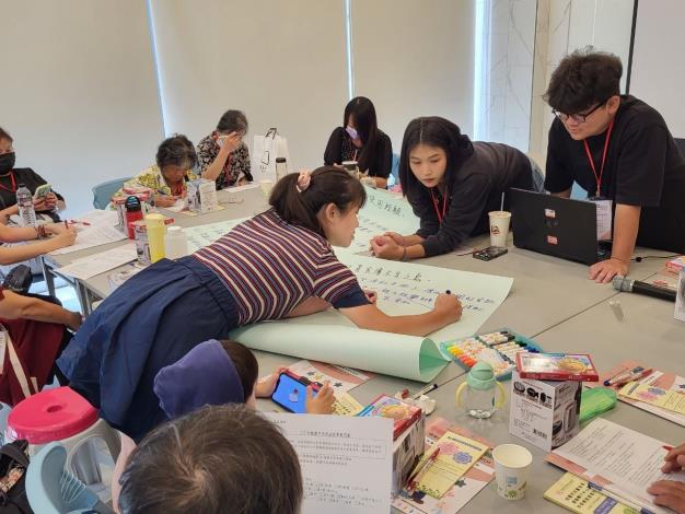 參與夥伴繪製成果發表海報