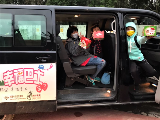 introduced the Fuxing District “Happy Bus” 