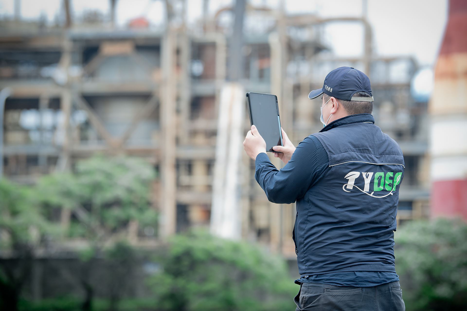 The inspector is conducting the inspection using a pad