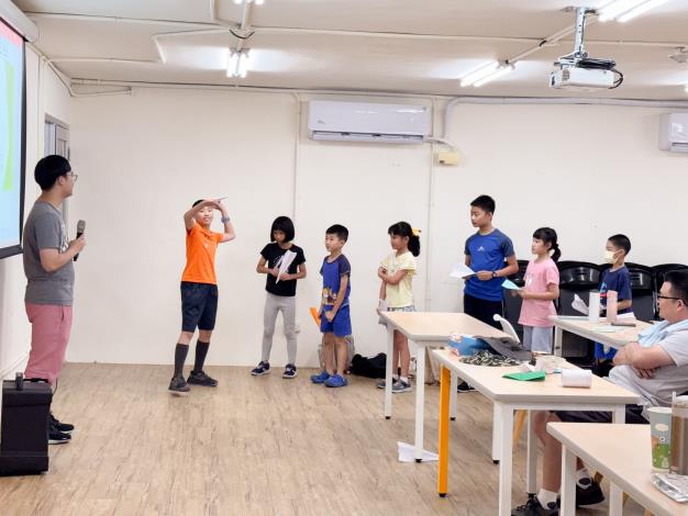 紙飛機大賽進行中