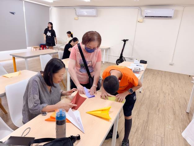 和家人一同摺紙飛機