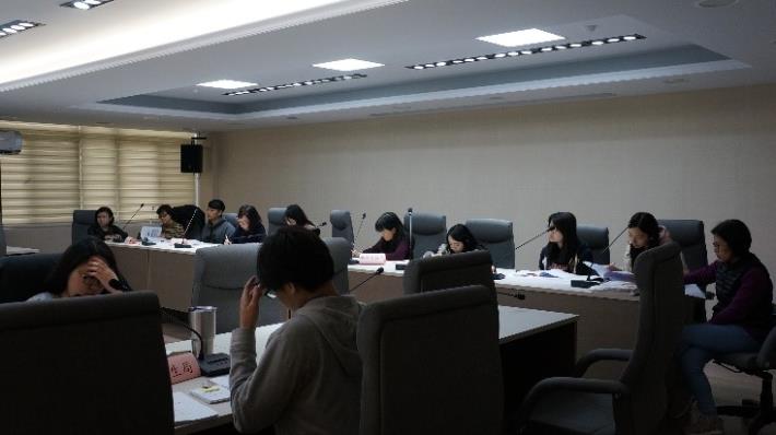 本府局處同仁認真參與座談會討論