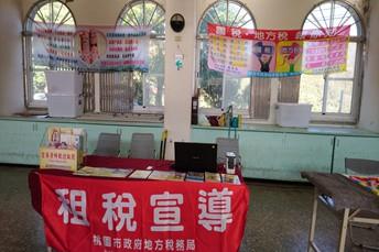 懸掛本局自製性別平等彩色布條(共創性別平等 桃園幸福升等)，宣導性平意識。