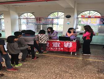 為民眾申辦手機條碼，宣導其使用方法及便利性，並現場列印條碼，方便民眾儲存電子發票。