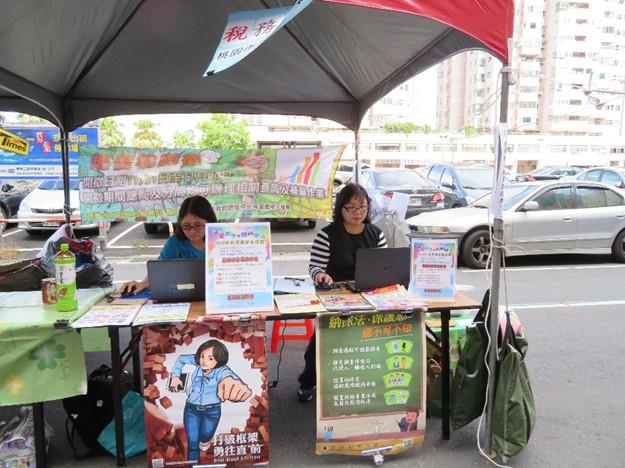 懸掛性別海報及納稅者權利保護法、宣導性平意識及消費者平權意識。