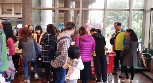 本分局性平與租稅宣導攤位聚集前來捐發票兌換宣導品人潮。