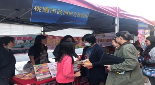 民眾回答正確答案，獲得宣導品及文宣1份