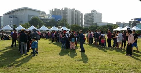 各宣導攤位排滿人潮。
