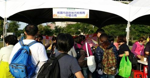 本分局性平與租稅宣導攤位聚集申辦手機條碼的民眾。