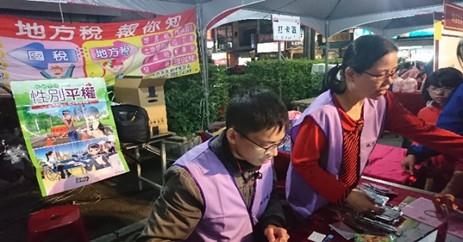 懸掛性別平權彩色海報及立牌，宣導性平意識。