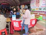 擺放宣導手冊供民眾索取，並回答相關稅務問題，讓民眾更加了解地方稅業務。
