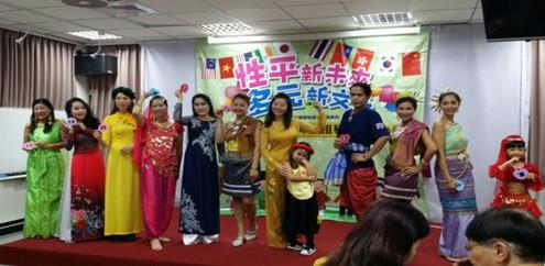 新住民於舞台上展示傳統服飾。