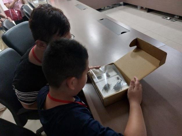 鼓勵女性學員近距離觀察標本，促進各性別受教育之權益。