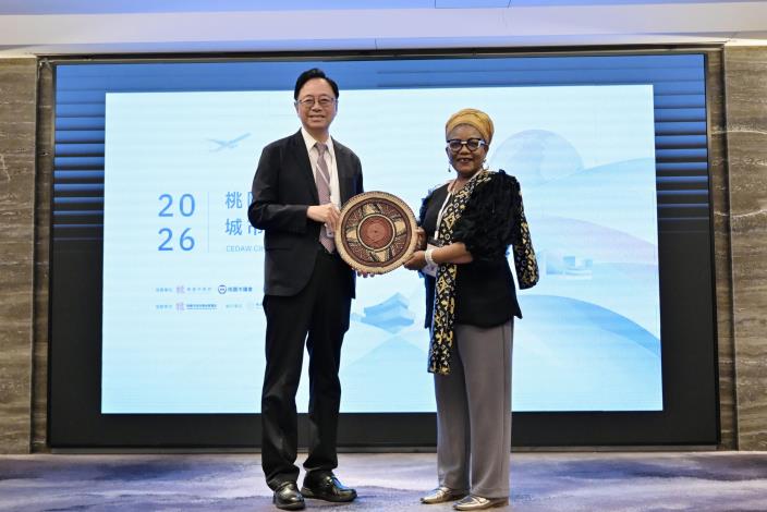 聯合國CEDAW委員Mrs. Esther Eghobamien-Mshelia致贈市長紀念品