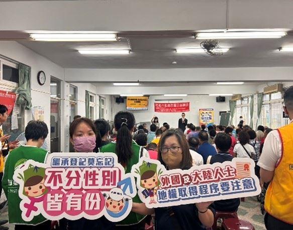 同仁手持標語宣導
