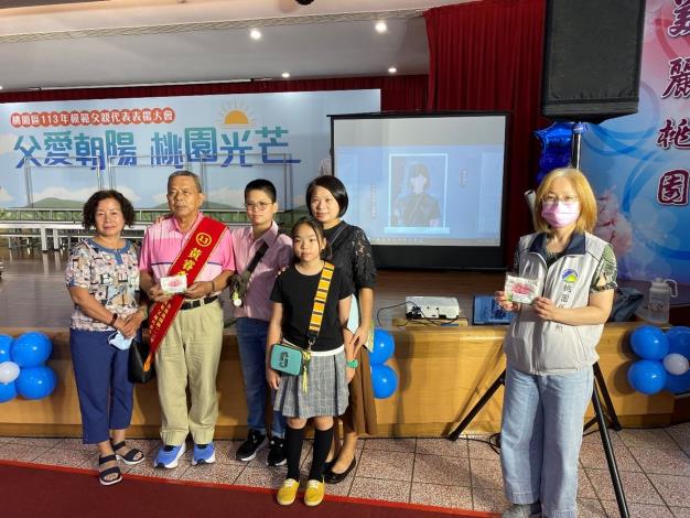於活動會場播放性平宣導影片與民眾互動。