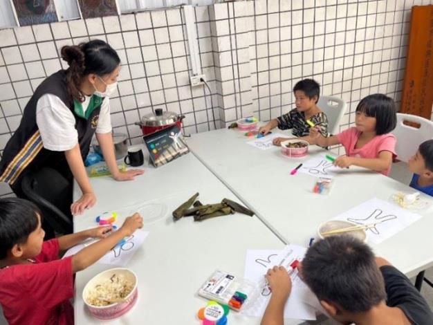 社工人員以繪圖引導成員了解宣導內容2