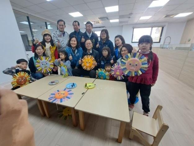 市長與小朋友製作花朵圖畫