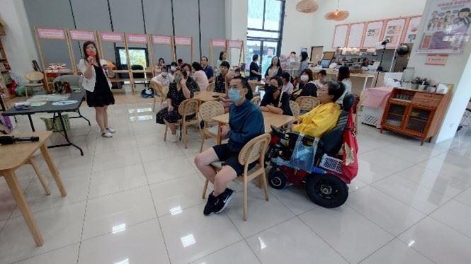 講師分享職場性別平等相關概念。