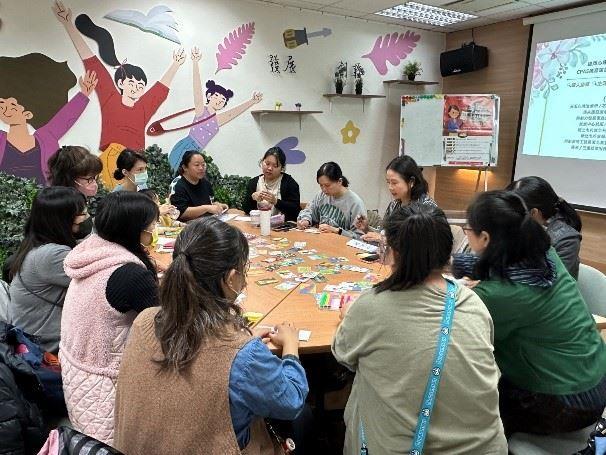 心理師透過牌卡引導成員自我探索。