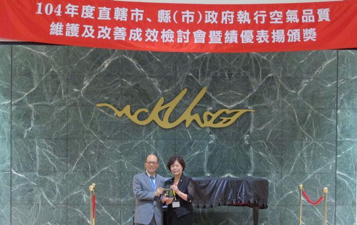 左起環保署副署長符樹強、桃園市政府環境保護局副局長胡春玉