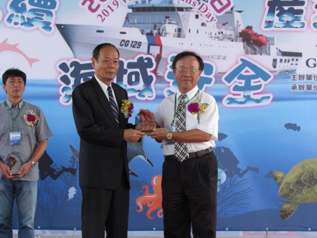 右起為桃園市環保局副局長陳增祥、海洋委員會主任委員李仲威