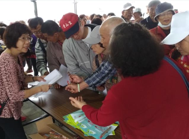 民眾填寫檔案應用問卷調查