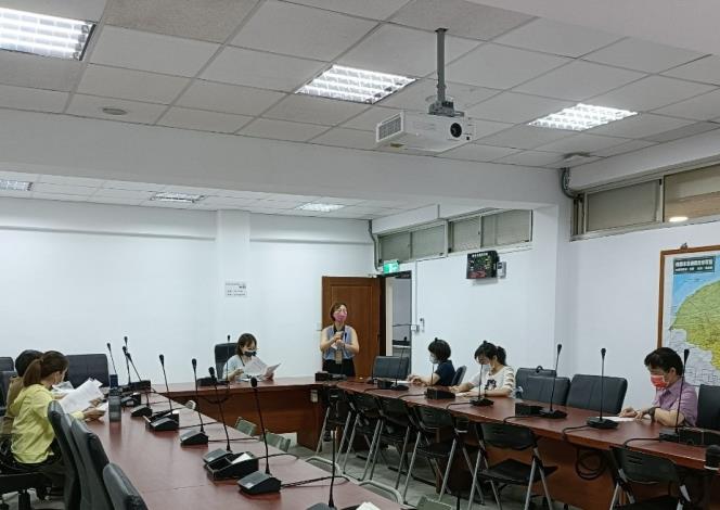 承辦依副召集人裁示，成立並帶領搶救小組至外庫房現場進行搶救。