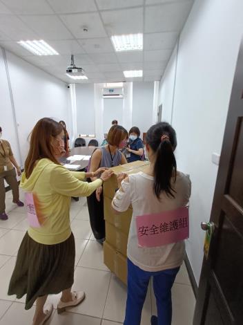 檔案由安全維護組運至安全處，善後組接手後實際評估檔案受損狀態，針對整卷水損、部分水損檔案進行搶救作業。