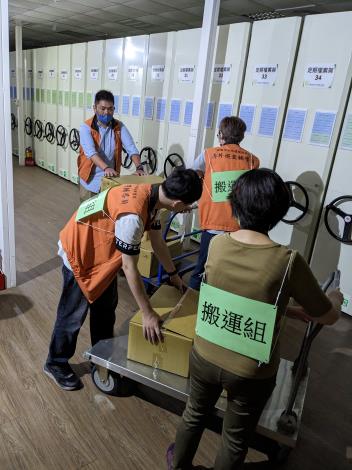 由庫房搶救出的檔案分為掉落壓壞、全部水損、部分水損、未受損四類。