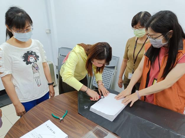 部分水損檔案(可翻開不致破損)以斜口鉗進行拆卷