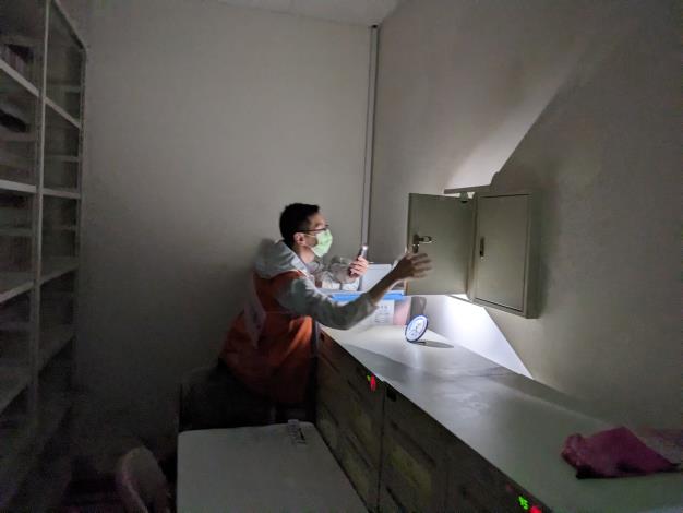 外庫人員開啟緊急照明