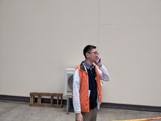 外庫人員緊急通知機關承辦，說明發生地震引發火災致檔案水損情形。