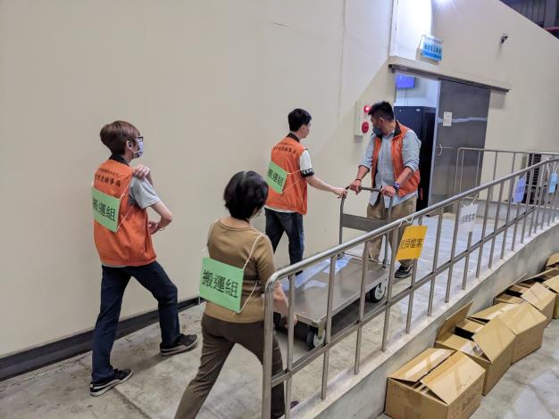 搬運組先備妥搶救工具並分配工作，伺庫房安全可後，進入搶救搬運檔案。