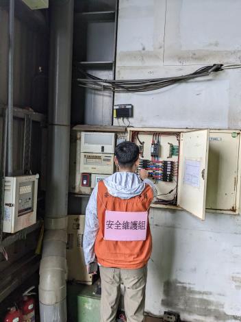 外庫人員關閉現場電源