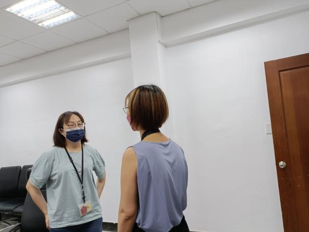 副召集人向召集人報告後，召集相關成員說明情況，並指派承辦及小組人員。
