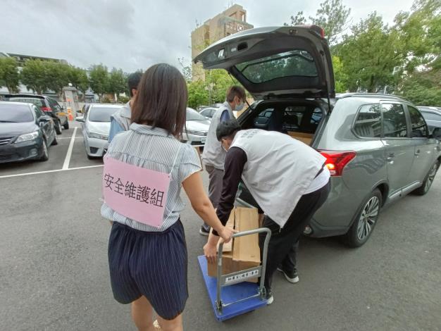 善後組確認檔案乾燥無損，重新裝 訂並裝箱，再由安全維護組與搬運組連同未受損檔案運回外庫房，上架歸檔。