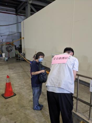 安全維護組拉起封鎖線，確認現場安全，準備 進入庫房進行檔案搶救。
